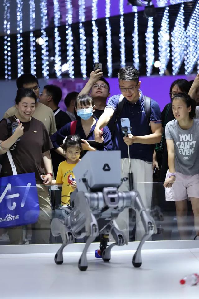 2025 WAIC 银河通用机器人多场景技能集中亮相