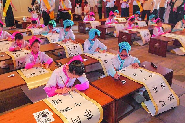 建瓯铁井栏-紫芝街打好“文化牌”，让古城焕发生机活力——古韵新章，激活消费新动能