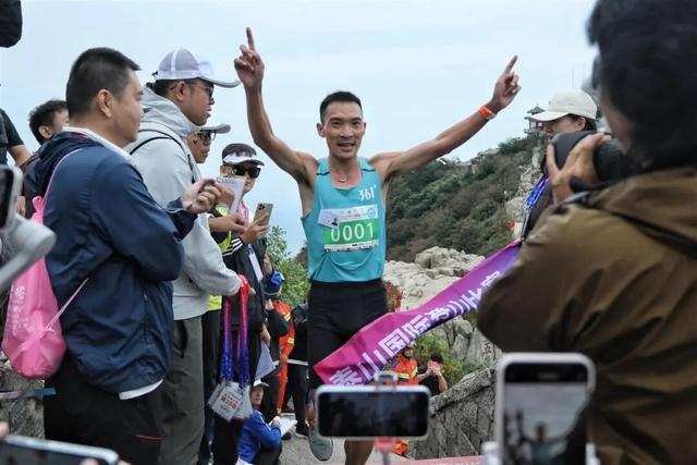 男子59分52秒登顶泰山获奖2万元，18年前他创下的56分22秒纪录至今无人打破