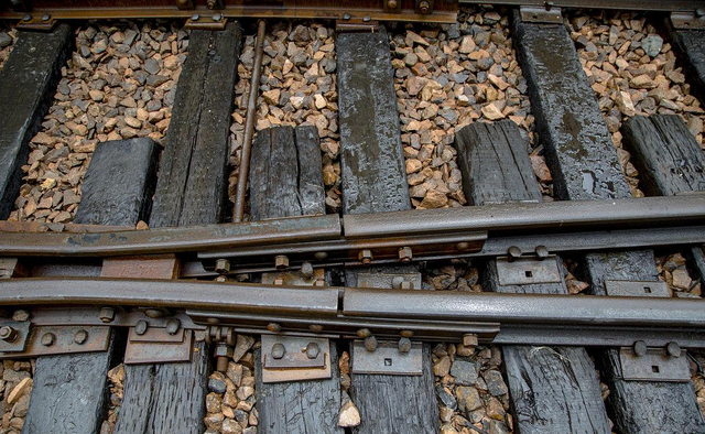 火车铁轨都换成混凝土枕木了，为何武汉长江大桥还在用木质轨枕？