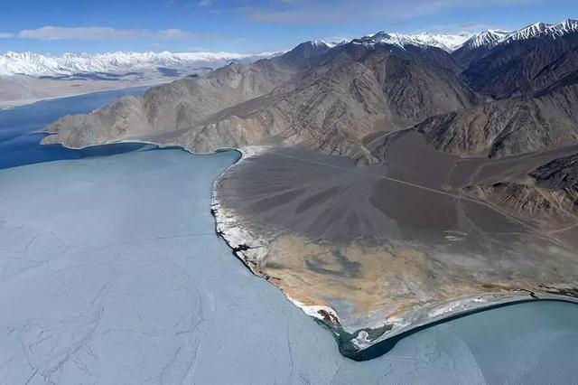 西藏冬日的冰湖仙境，堪比贝加尔湖！