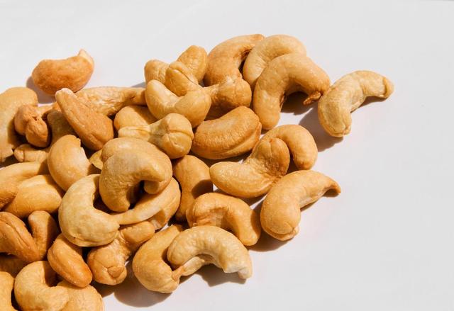 腰果是富硒食物？医生再次提醒：甲状腺不好，要常吃这3种食物