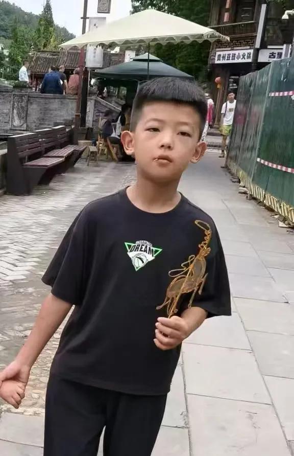 成都爷孙两人玩水失联已半月，家属：爷爷放假回来带孙子玩，两人游到一芦苇岛上后消失，河边发现电瓶车