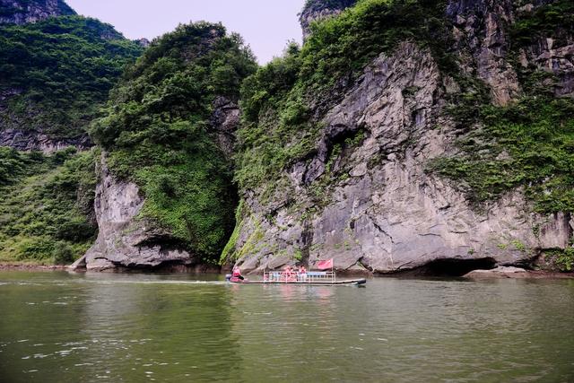 鸭绿江羊鱼石漂流景区，体验全国唯一界江漂流，两国风情尽收眼底
