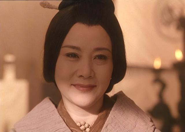 她是央视春晚主持人，吞300片安眠药自杀未遂，抢救7天救回小命