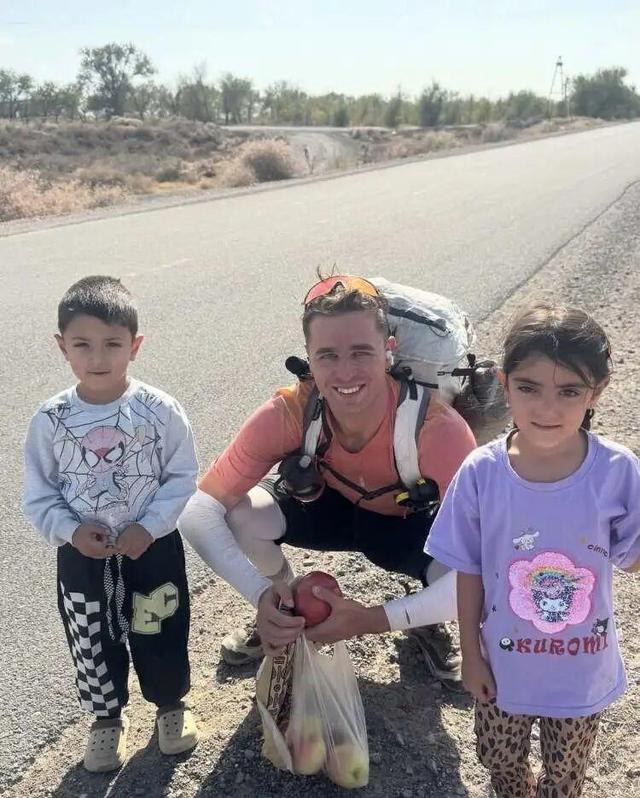 两个年轻人裸辞后徒步一年，只为从法国走到上海！途经15国已步行到新疆