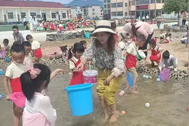 蕲春的这所幼儿园超酷！幼儿可在园里捉泥鳅图片