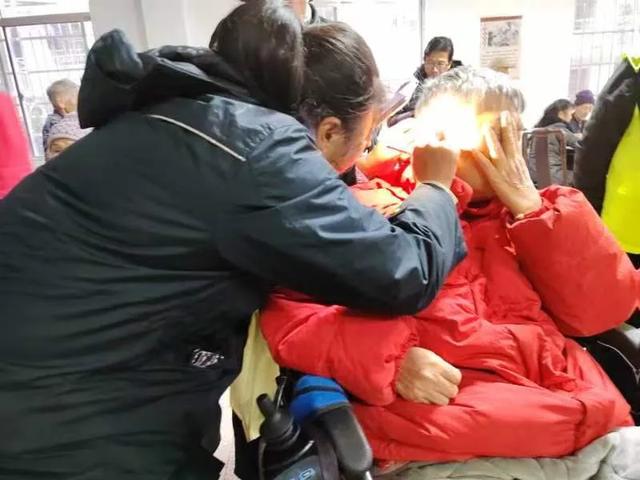 岳阳市龙根绿志愿协会发起“关爱生命 敬老爱老”活动