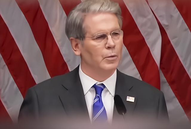 高市遭背刺？中日军机对峙后，美翻珍珠港旧账，逼日拿5500亿投资