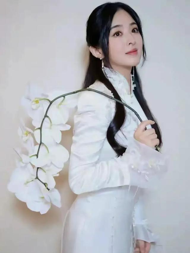 张含韵的奶欲更勾人，36岁依旧童颜，身材却饱满成熟韵味满满