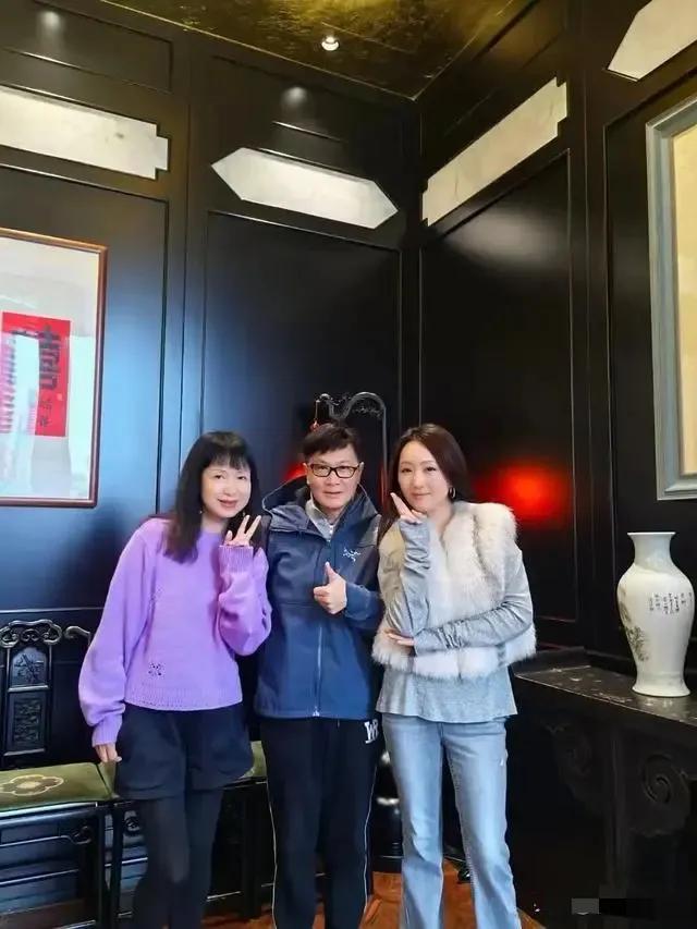哇塞！53岁的杨钰莹在广东和朋友一起聚餐呢 看着真年轻啊 也就30岁