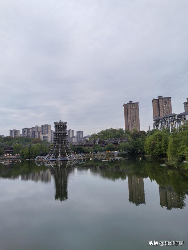 桂香袭来，在秀湖公园闻花香，读一读杜甫的诗，在亲水步道走一走