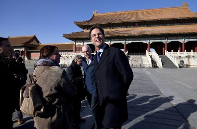 荷兰真急了？阿斯麦表达搬离态度，俄媒：光刻机卖不卖中国成关键