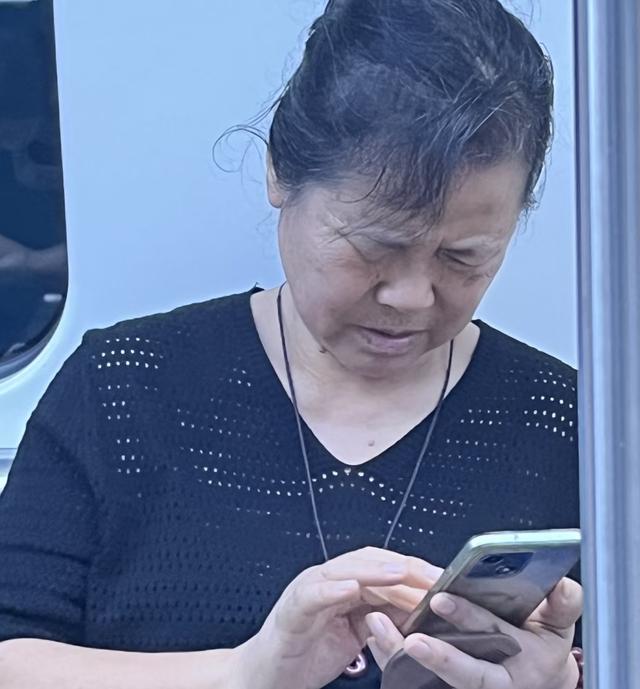 手机手电筒只能照明？它的这些隐藏功能，可能救急甚至“救命”！