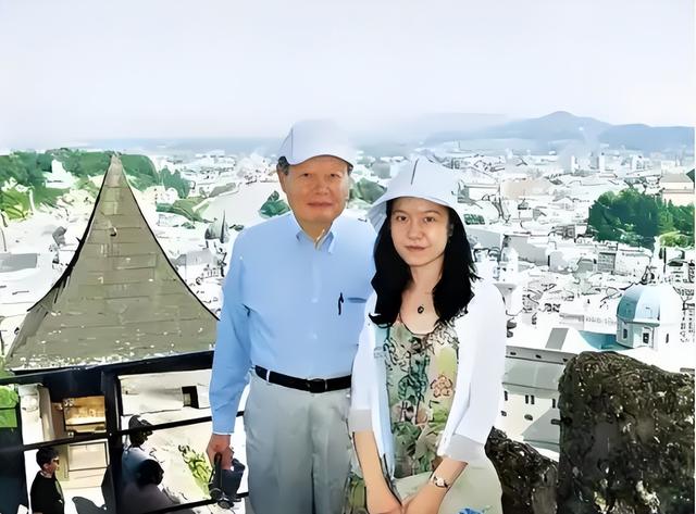 杨振宁告别仪式上，49岁翁帆近照曝光，原来杜致礼亲妹真的没说错