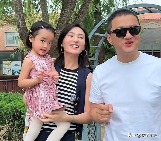 53岁李亚鹏现状：公司狂赚70亿，却住乡下吃野菜，小娇妻不离不弃