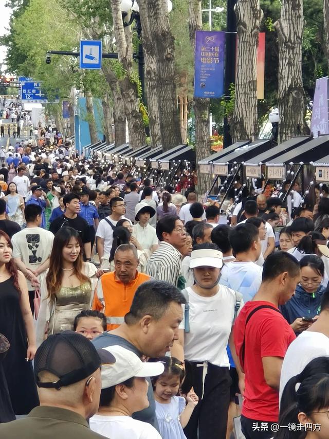 周末16点，长春新民大街又准时变身步行街，市集和舞台开放