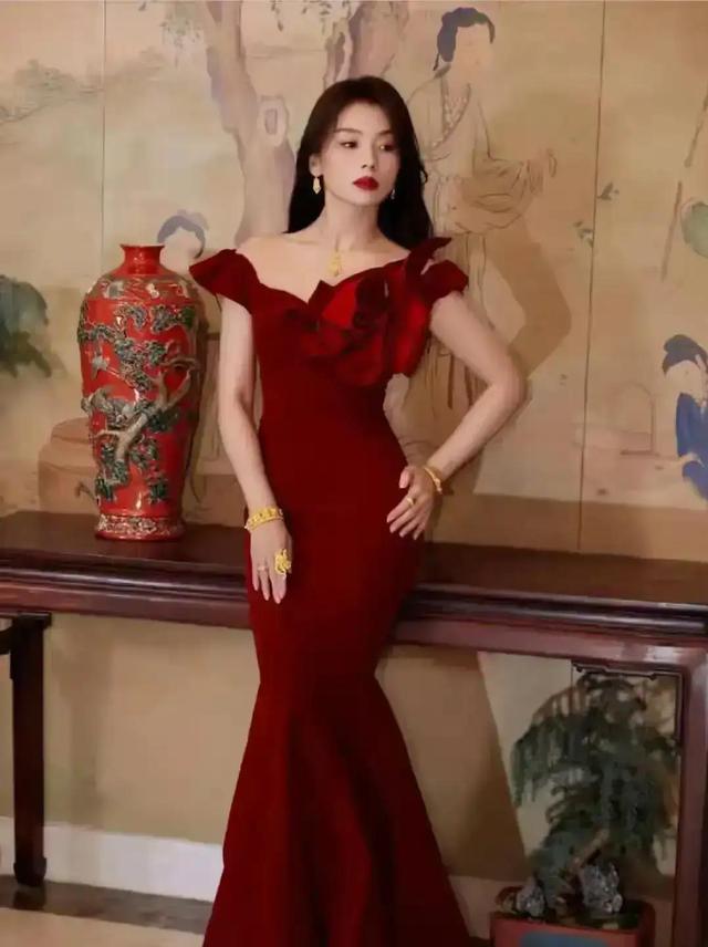 哇塞！刘涛这肥臀，算是圈内第一了吧，麻花辫配包臀裙太显年轻了