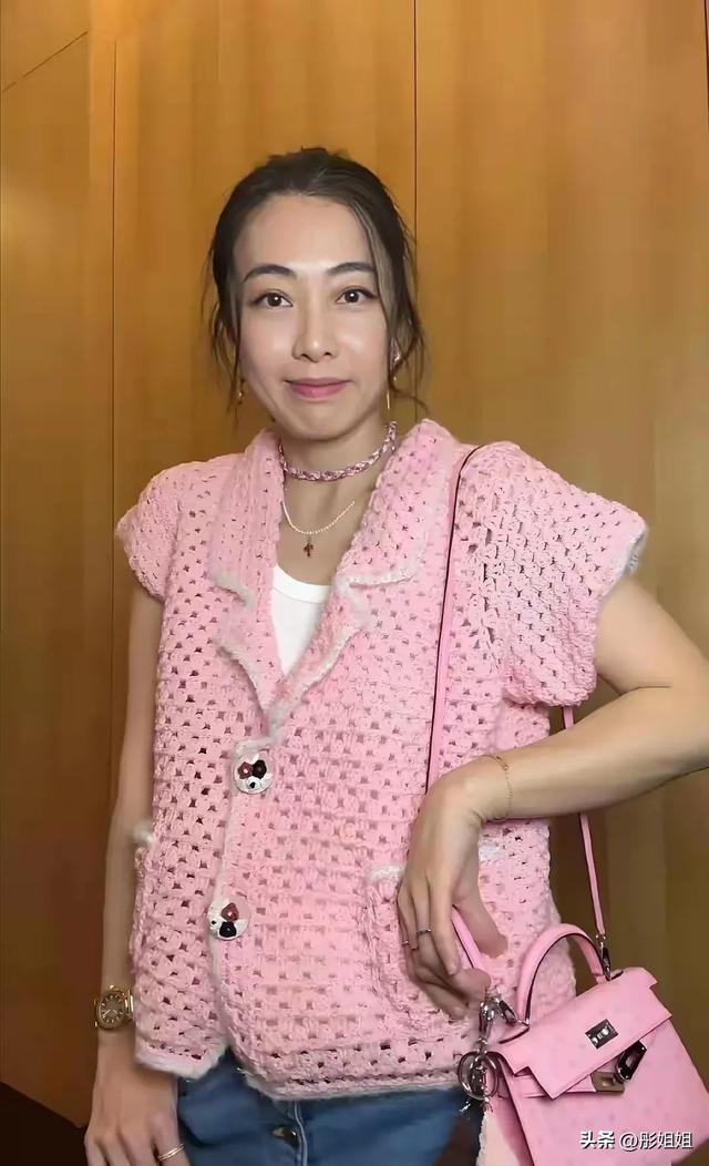 甘比又穿着编的衣服出来啦！网友：编织手艺不错，但知道土吗？