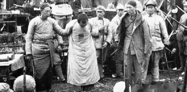 1950年，我军去尼姑庵剿匪，发现一尼姑胸脯大，又见一幅画不寻常