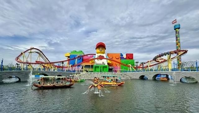 花大价钱建的“古镇”越来越凉，迪士尼排队7小时，什么信号？