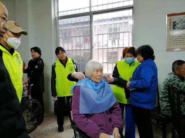 岳阳市龙根绿志愿协会发起“关爱生命 敬老爱老”活动