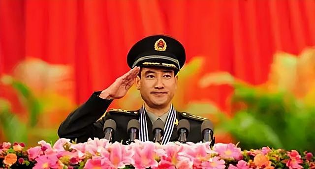 03年翟志刚结束任务后回家，却发现母亲已去世，在遗像前长跪不起