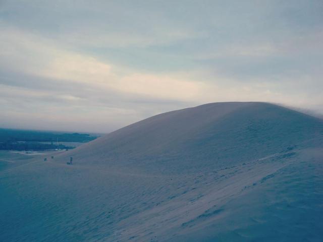 探秘甘肃敦煌鸣沙山月牙泉：沙漠中的奇幻胜景
