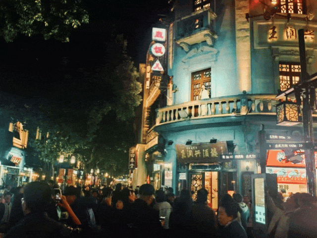 夜幕下的清河坊，所有人都在抬头看！是因为……