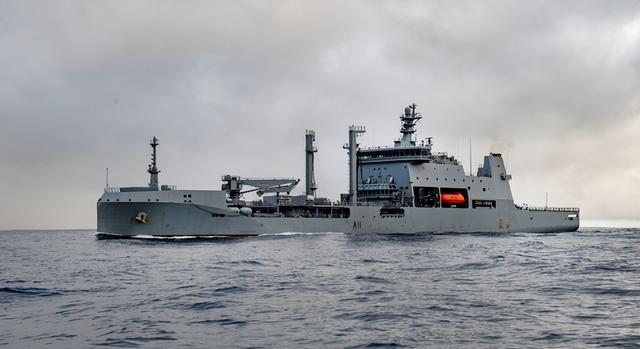 高市帮手到位，最大战舰闯台海，解放军7舰押送，国防部再发警告