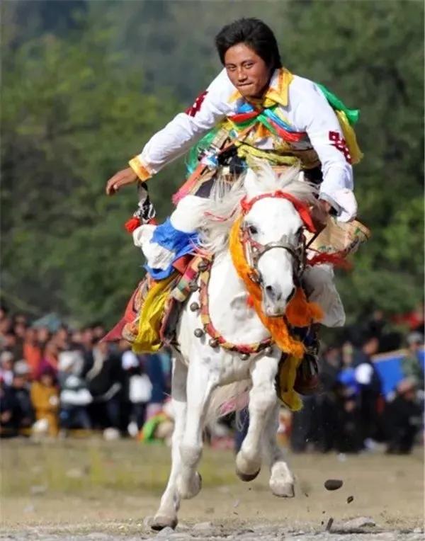林芝•波密神山，云雾缭绕景色诱人