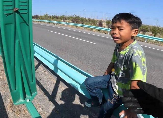 男孩被亲爹独自扔在新疆国道，亲妈徒步寻找摩友好心帮助却遭阴阳