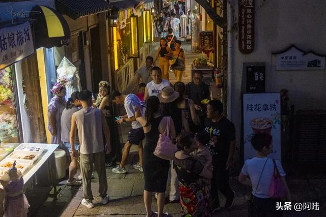 经历几十年的冷冷清清，杭州三河交汇处的老街终于变得熙熙攘攘