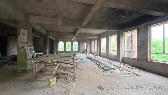 探秘重庆深山"鬼堡"，奢华废墟中暗藏玄机，背后真相到底是什么？
