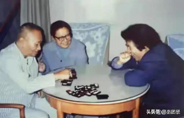 1992年，李讷来到毛岸青家中	，看望二哥、二嫂，一张罕见的留影