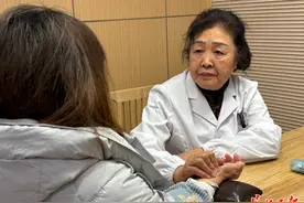“危急时刻能救命！” 73岁老中医针不离身，公共场所10次出手救援图片