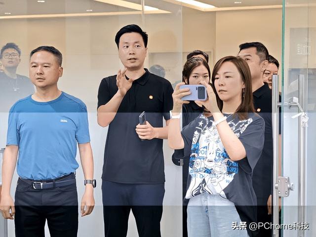 小米16真机曝光 梦回小米11 Ultra大矩阵背屏