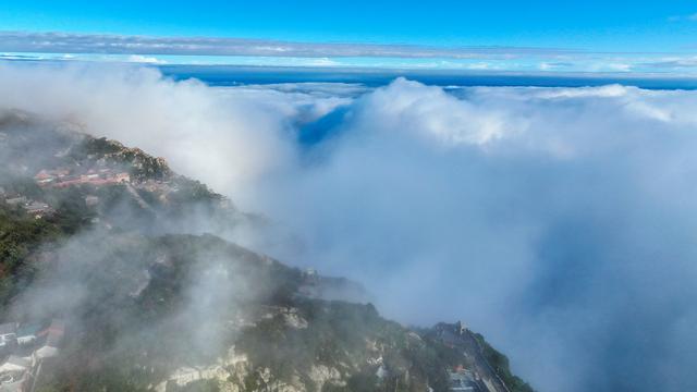 秋雨之后，泰山之巅云海翻涌似仙境