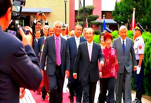 反华总统国家面临亡国，妄想向中国请求援助。最终结果是什么？