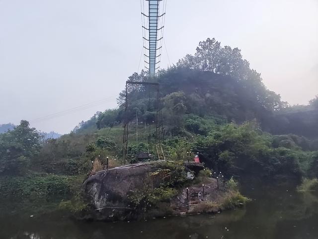 重庆值得佩服的景区酒店，景区荒废酒店还在，位置偏僻却依然坚持