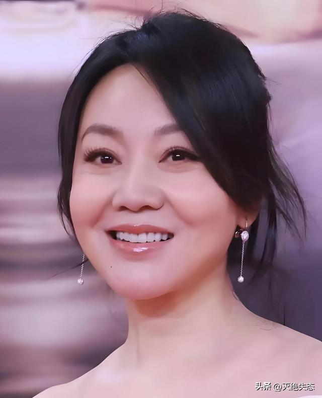 明星去掉滤镜后，秦海璐“秃顶	”，刘亦菲牙黄	，宋祖英老到没认出