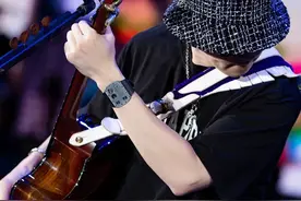 林俊杰发天津演唱会彩排照，网友感叹：真的戴了一套房在手上！图片