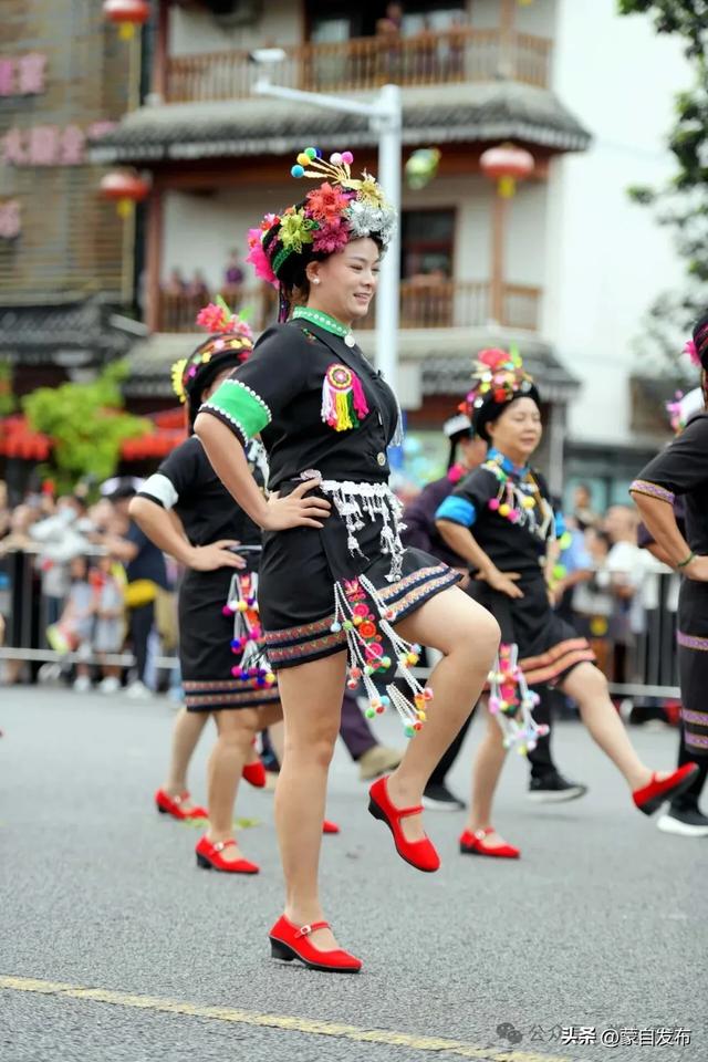 中缅胞波狂欢节刷屏了！牛车巡游、文化展演……瑞丽今天全城沸腾