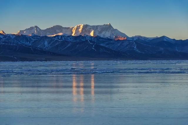 西藏天湖冬日变蓝宝石秘境，千里冰封宛如异星