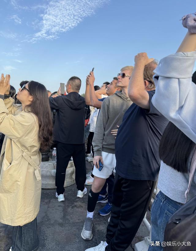 网友天坛公园偶遇小布，穿灰色卫衣戴着墨镜又酷又帅！