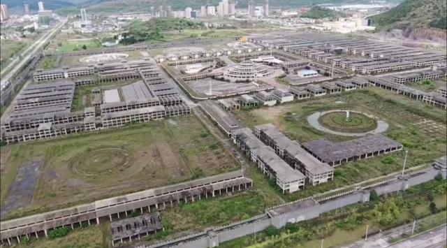 贵州独山县有多个烂尾工程，有些项目已经开始长杂草了