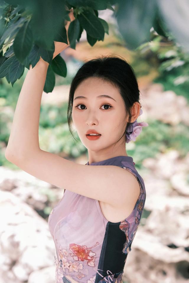 演员刘玮婷紫色旗袍写真，温婉动人