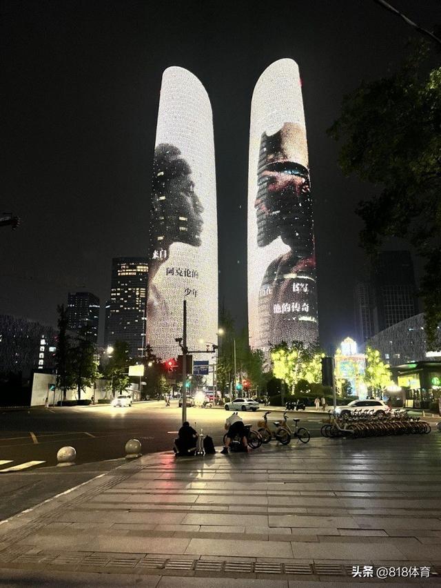 成都地标双子塔为迎接詹姆斯深夜点亮