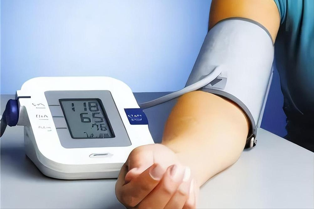 5种维生素，可改善脑细胞代谢，保护大脑功能，科学防治脑萎缩