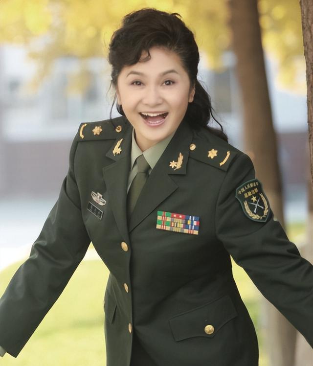她是天生丽质的美女演员，嫁给军委副主席之子，离婚后成知名画家